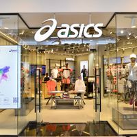 Asics store on sale yas mall