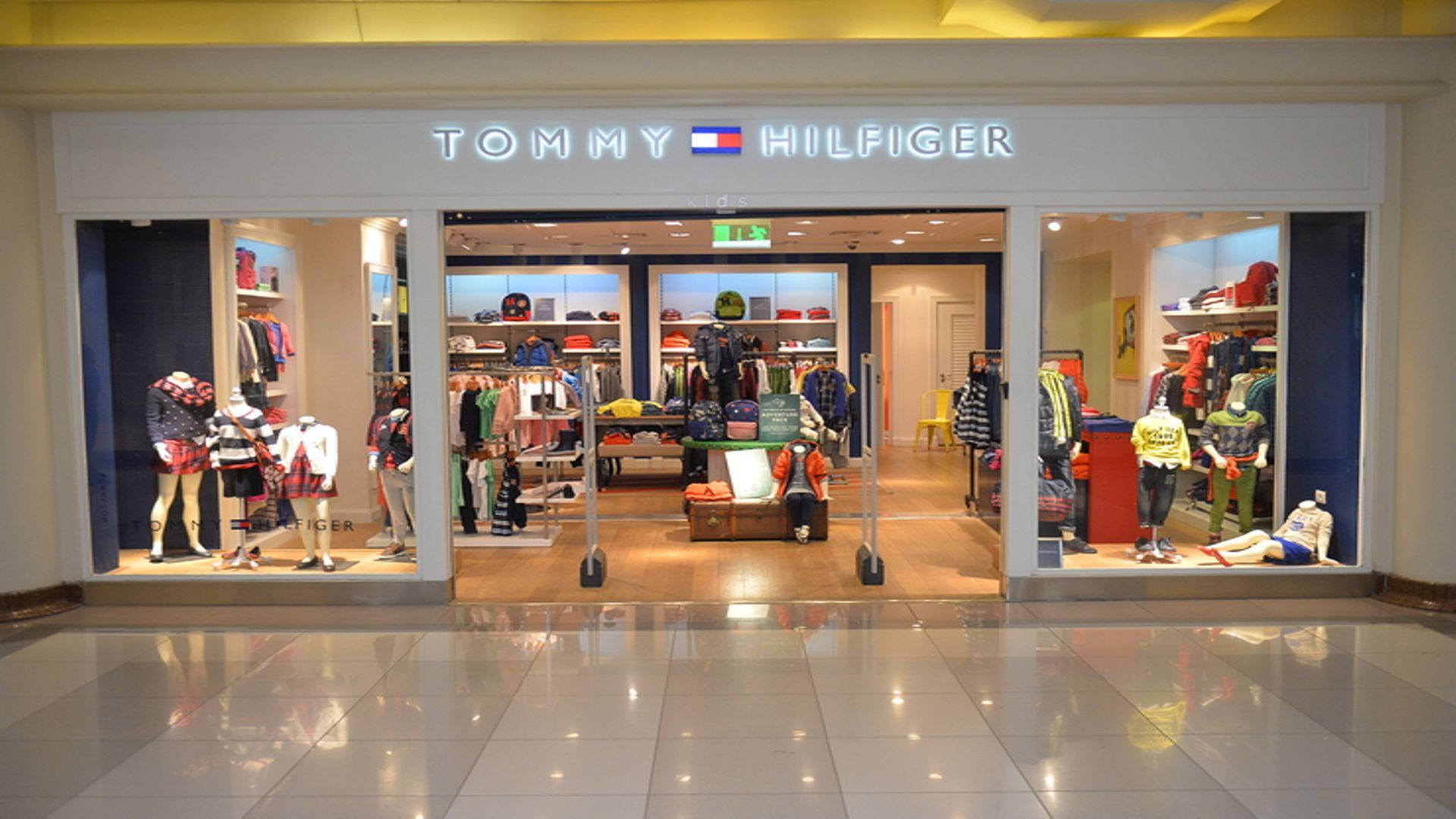 Tommy Hilfiger store in shopping mall galeria. 14185624 Stock Photo at  Vecteezy